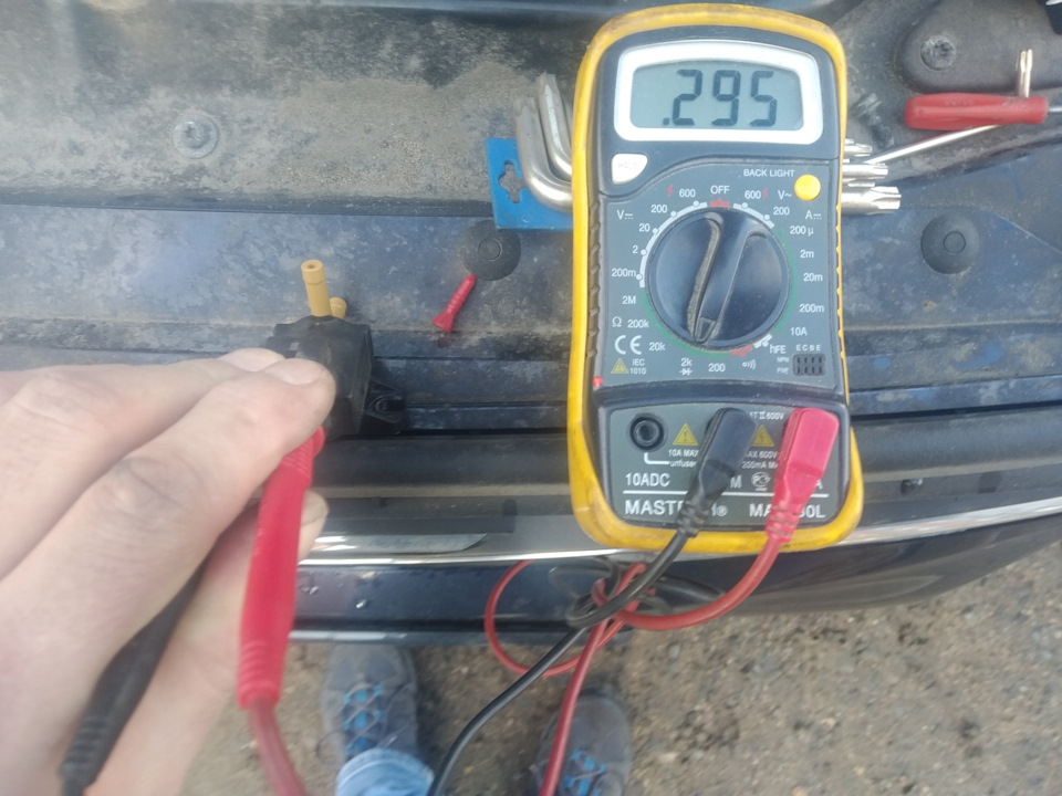 Старый клапан Volvo 31219138 — Volvo XC60 (1G). Запчасти на фото: 31219138