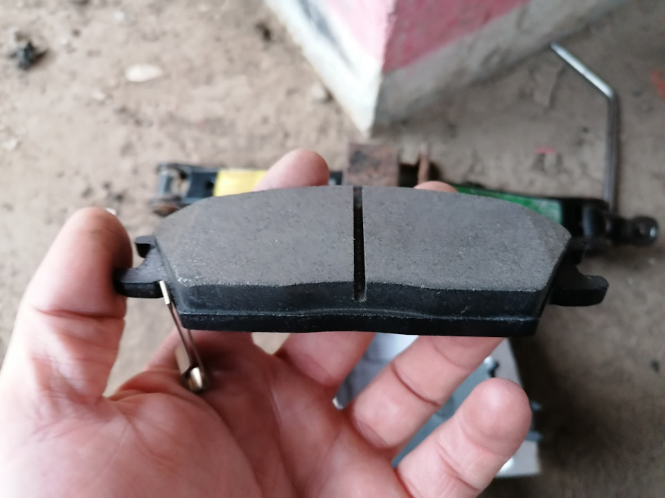 Имеется одна центральная проточка для снижения шума и вибрации. Бывают и две, все зависит от модели автомобиля. — Hyundai Accent (2G)