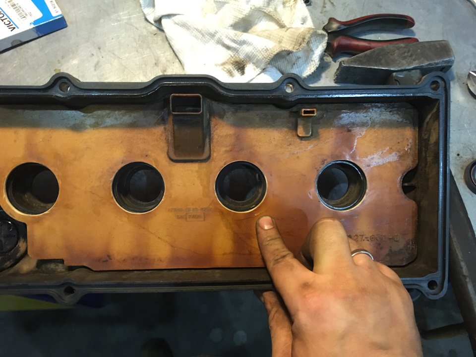 Прокладка вентиляции картера. 4. Прокладка вентиляции картера. Прокладка вентиляции картера ауди 80 б4. Клапан вентиляции картера на ауди 80 б4.