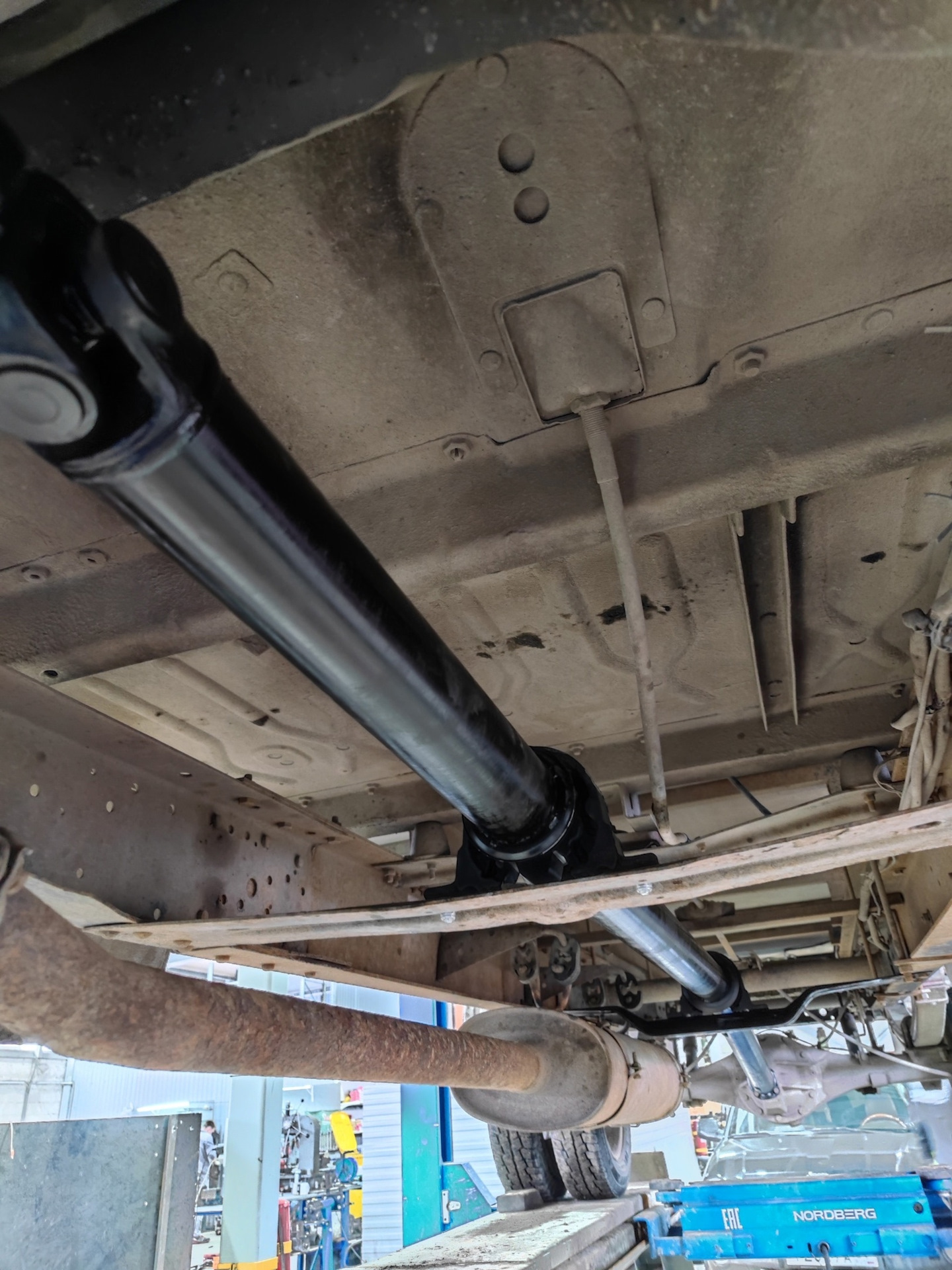 Вибрация газель некст на скорости. Почему вибрация газель. Проверка биения кардана. Почему вибрация газель. Газель некст датчик скорости на коробке.