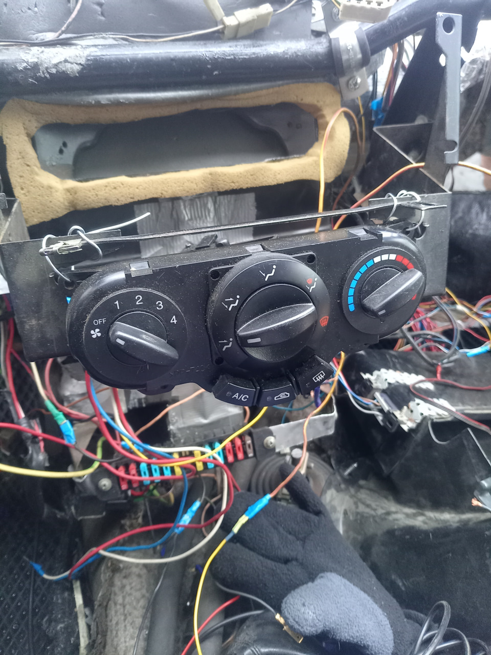 Поставил крутилку на печку от Лачетти и 4 скоростное реле, приводы заслонок пока в разработке — Lada 2120 Надежда