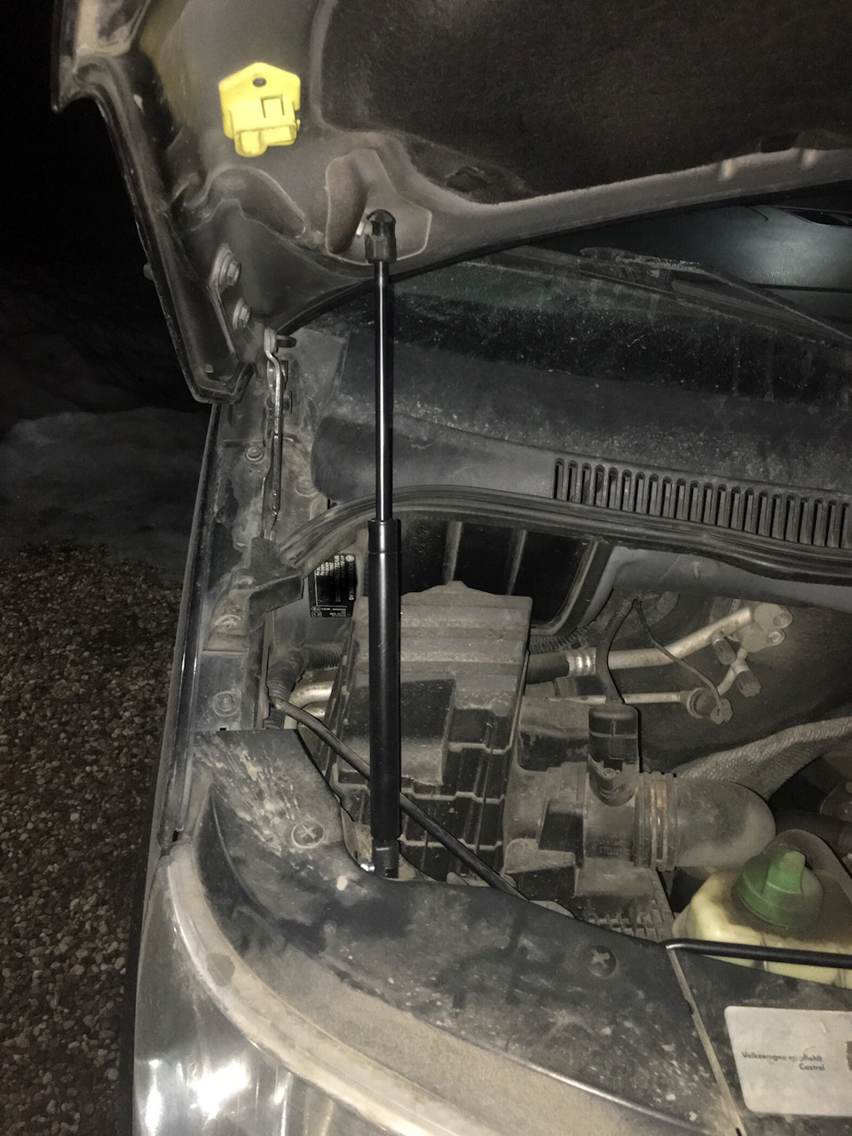 Газовый упор капота. — Volkswagen Caravelle (T5), 1,9 л, 2006 года ...