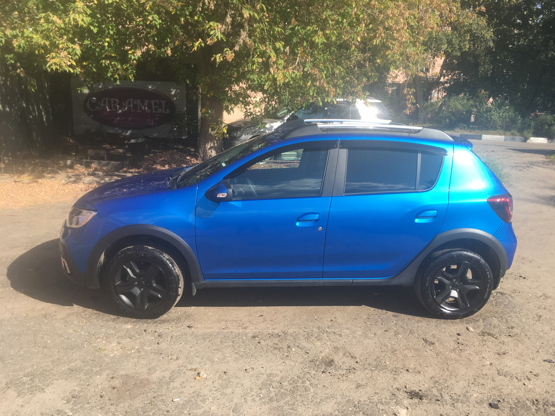 Диски сандеро степвей. Renault Sandero Stepway 2 занижение. Renault Sandero Stepway занижение. Занижение Сандеро степвей. Рено Сандеро степвей 2 заниженная.