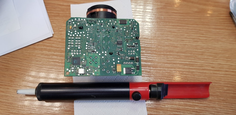 Используя этот инструмент освобождаем от олова места пайки катушки иммобилайзера и электромагнита блокировки ключа. — Audi A6 Avant (C6)