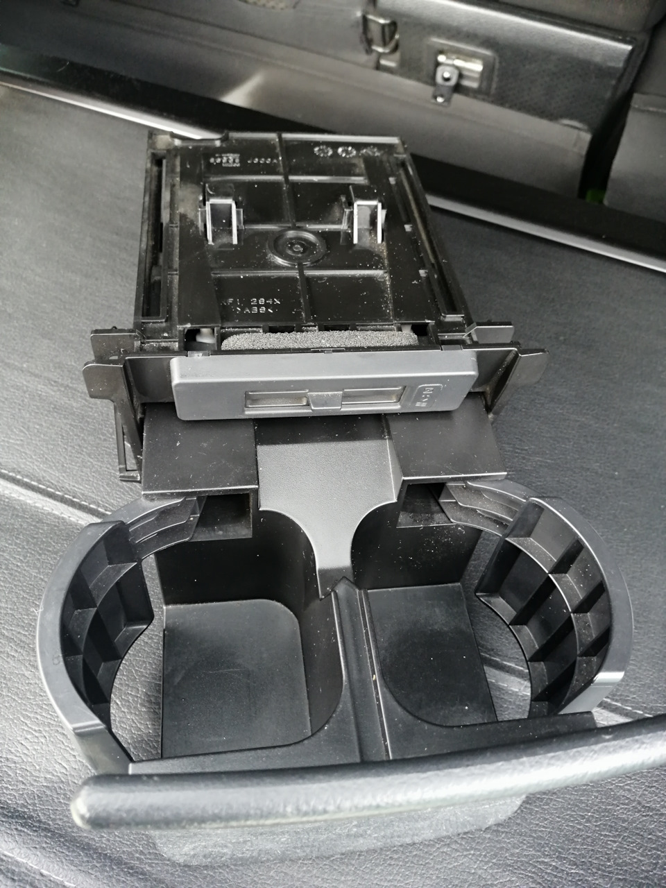 Вот сама панель с подстаканниками, а серого цвета это воздуховод для охлаждения — Nissan X-Trail II (t31)