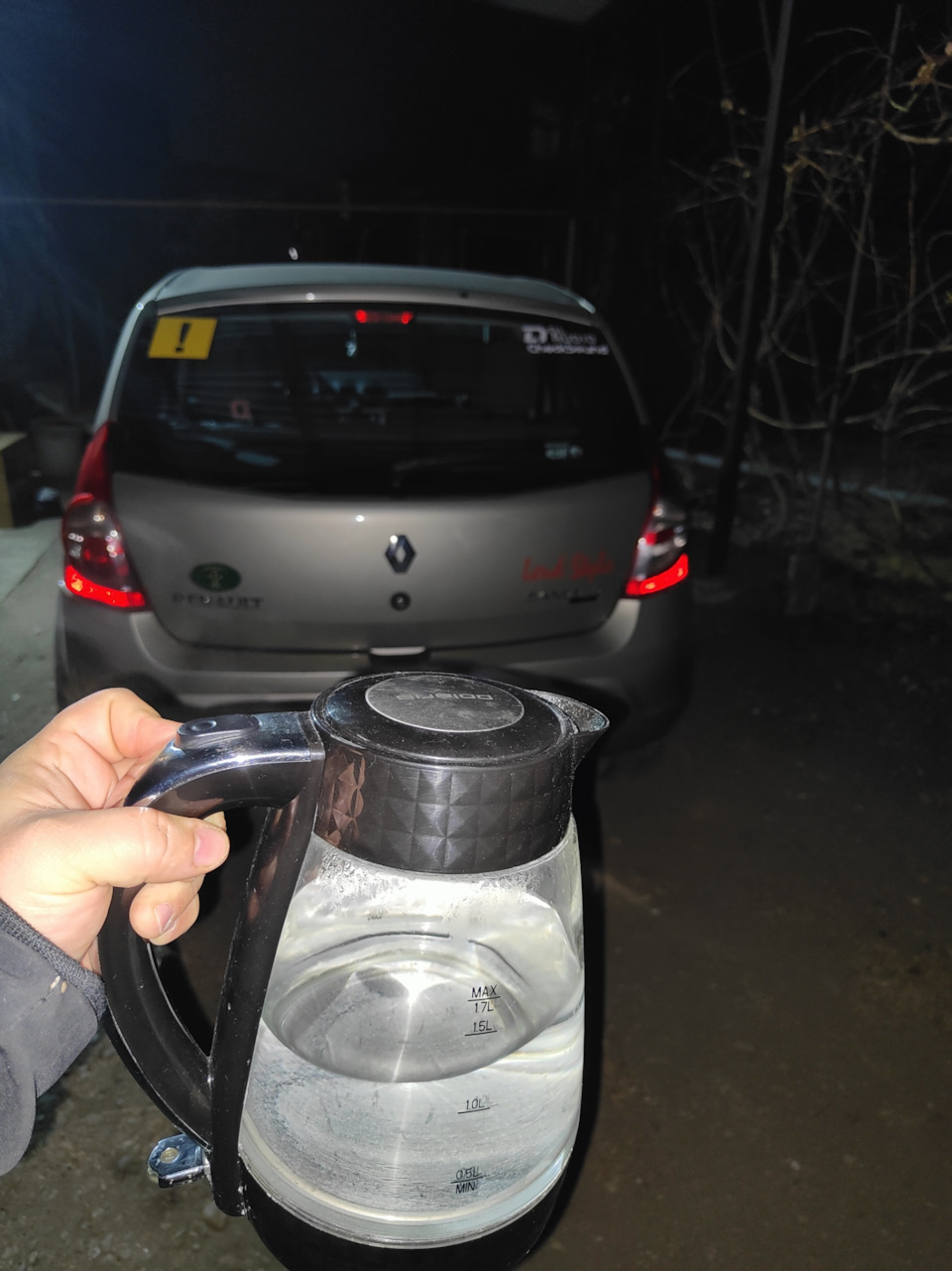 Как отклеить шильдики с двери багажника Sandero 1G, и почему этого не ...