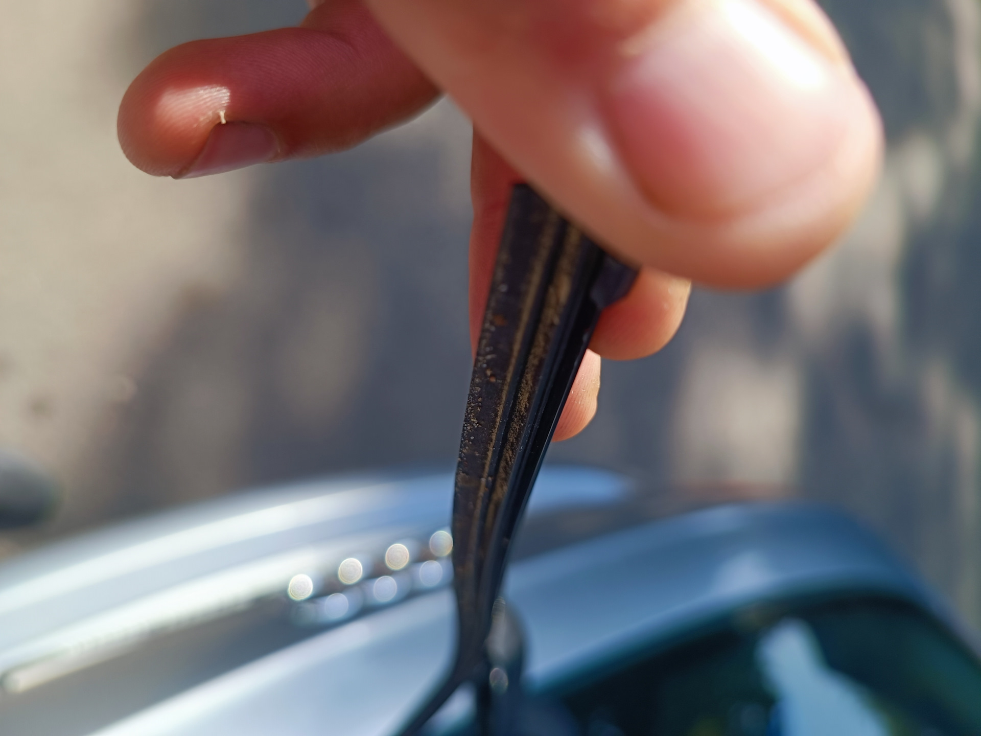 Замена щетки заднего стеклоочистителя. — Audi A4 (B8), 2 л, 2011 года ...