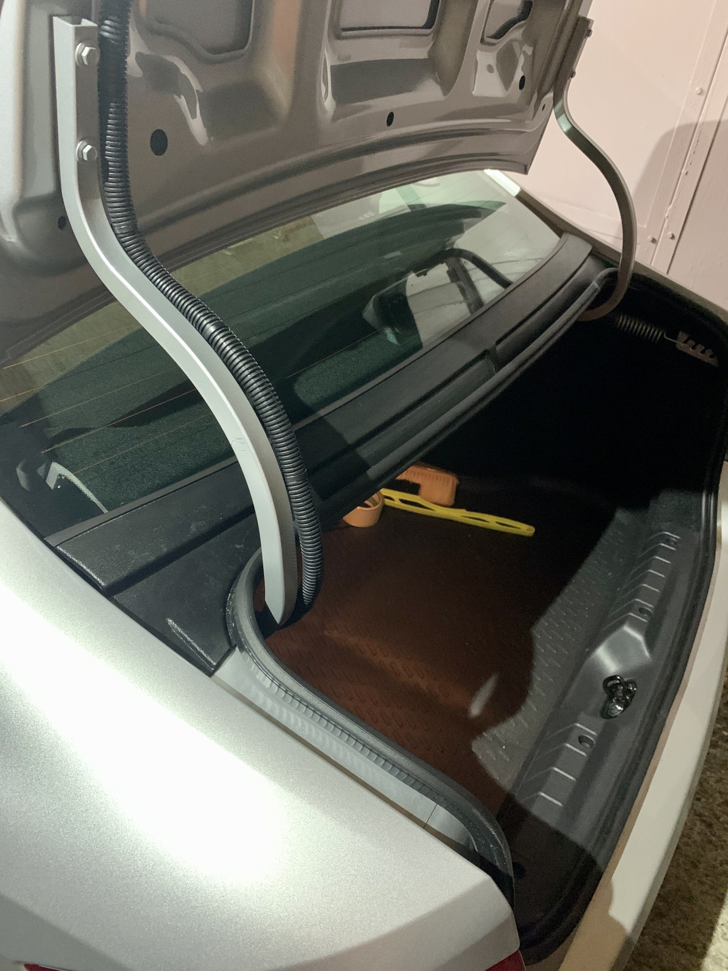 Установка жабо заднего стекла — Lada Vesta, 1,6 л, 2020 года ...