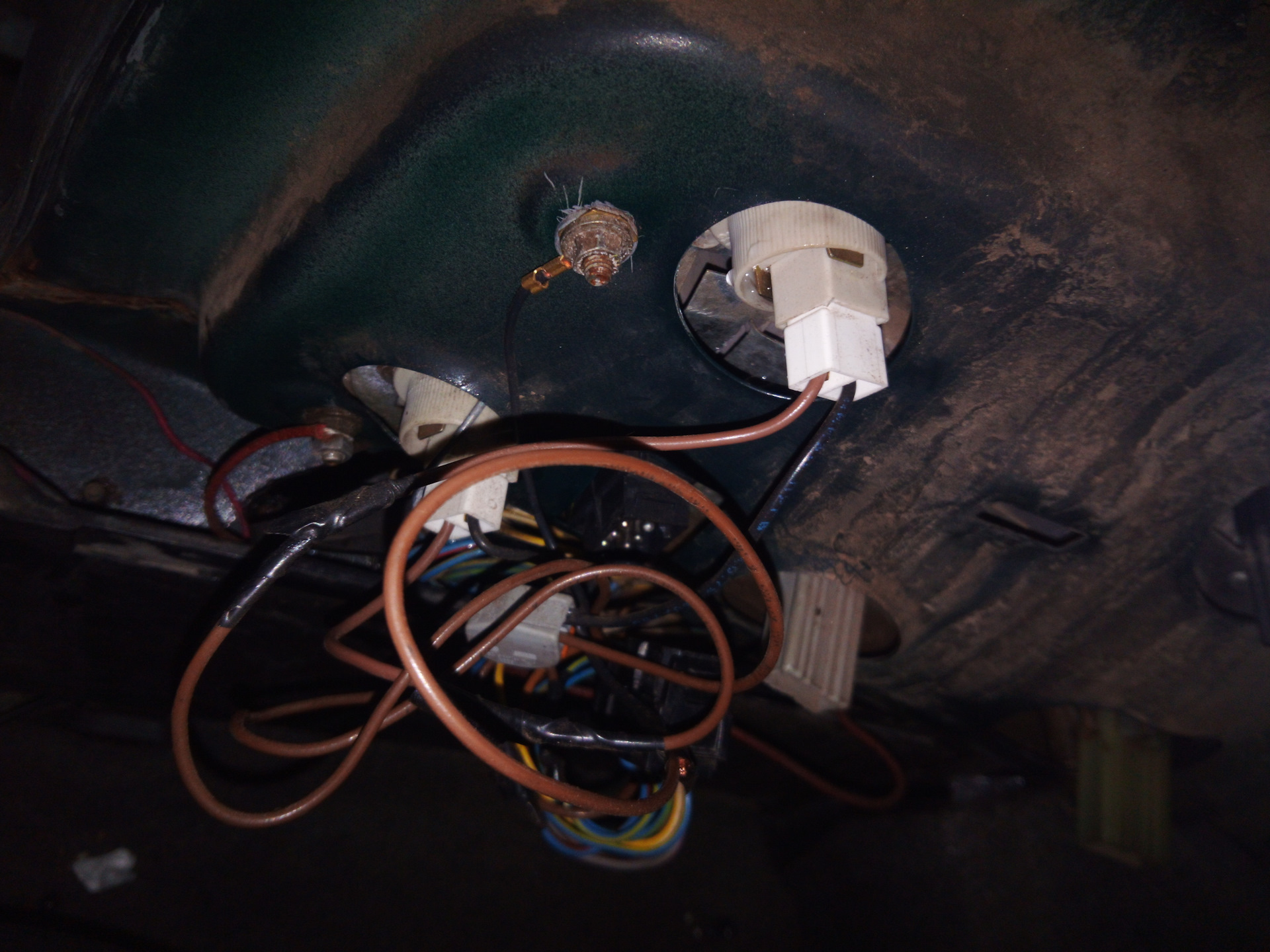 Ремонт задних фонарей — BMW 3 series (E36), 1,8 л., 1995 года ...