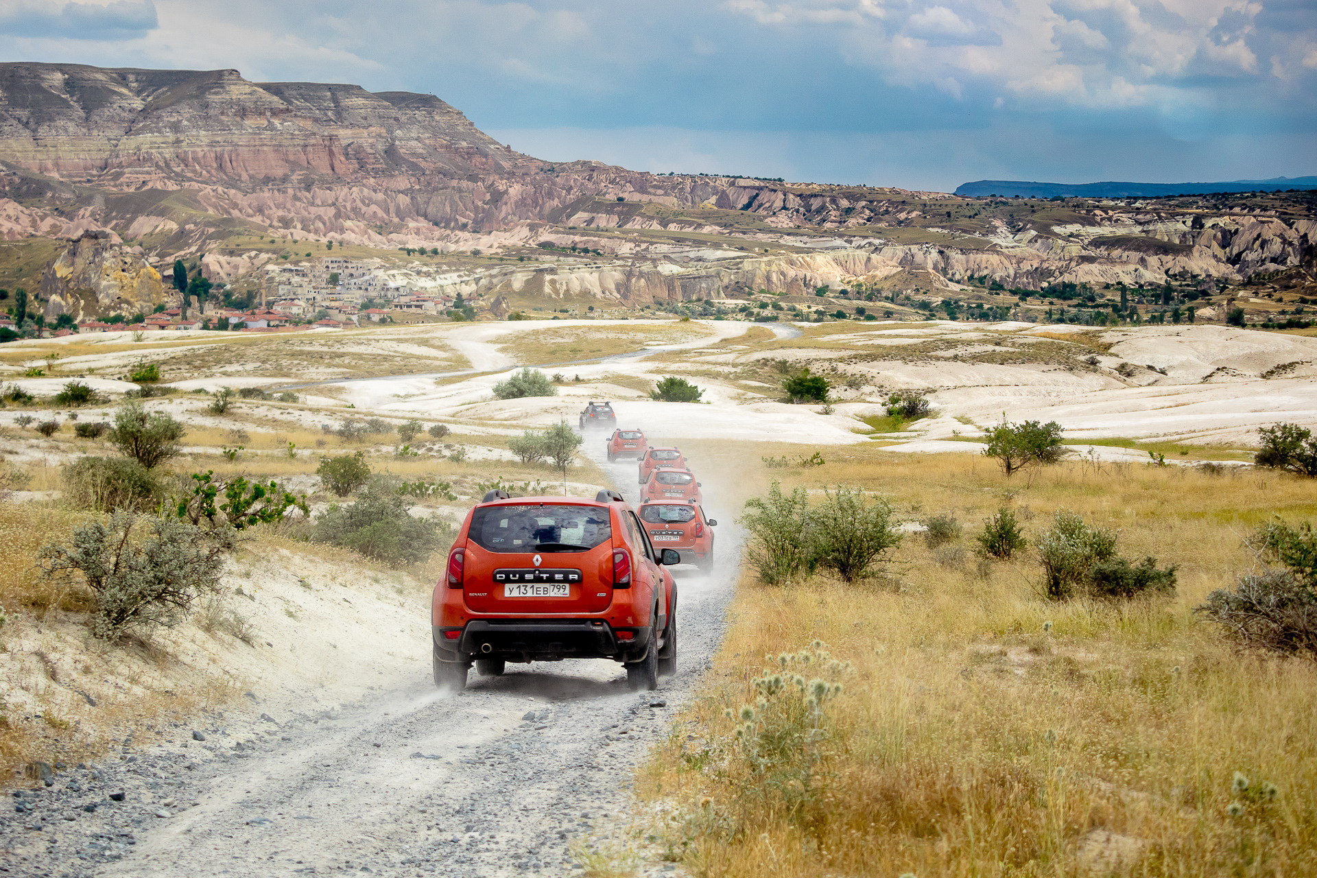 Сколько машин в турции. Машины в Турции. Путешествие по Турции на машине. Картинки горы на машине Турция. Красивые фото с авто в Турции.