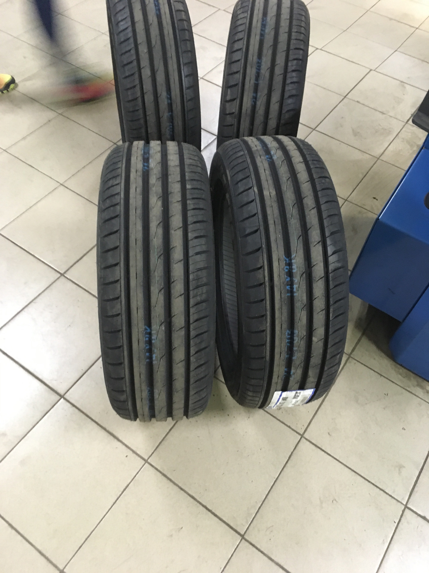 Toyo proxes cf2 suv. Toyo PROXES cf2. Toyo PROXES cf2 SUV 225/65 r17 Suzuki Grand Vitara. Toyo PROXES cf2 правильный монтаж.