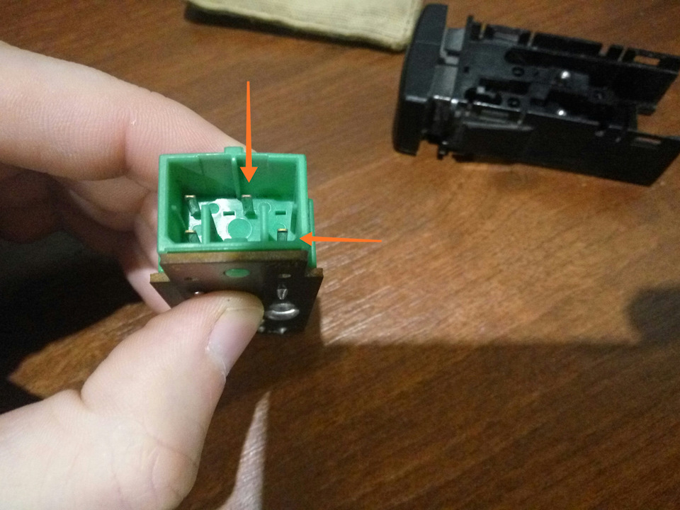 Если у вас есть кнопка set/info, то нужно будет протянуть провод с приборки к кнопке и подключить их к контактам обозначенным стрелками, к одному контакту(любому) зелёный с жёлтой полосой, к другому минус(-), брал от соседних кнопок. Чтобы работала подсветка кнопки, нужно протянуть от любой соседней кнопки (+) и (-) к оставшимся контактам, полярность не важна. — Mazda 323 VI