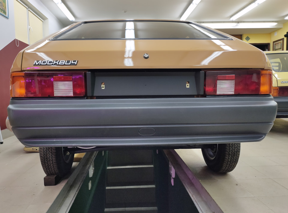 Корма 2141 мне больше всего нравилась в облике машины, не понимаю, почему все так гоняются за поздними, более высокими фонарями, на мой взгляд дизайн от этого проигрывает. Орнамент так низко приклеен с завода, собственно в вышеупомянутом фильме аналогично — Москвич Святогор