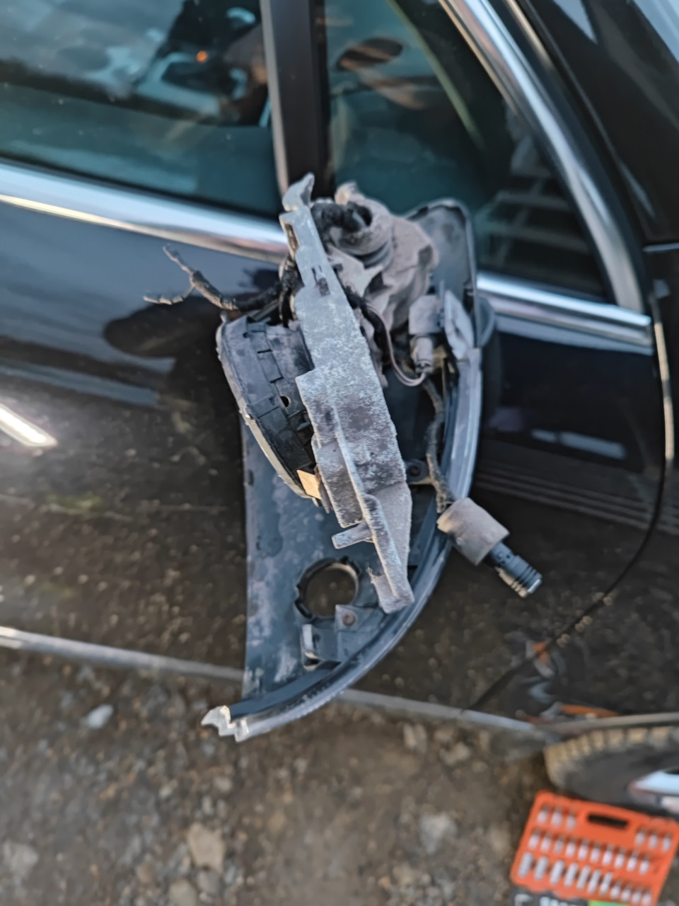 Замена лампочек в зеркалах — Volkswagen Touareg (2G), 3 л, 2010 года ...