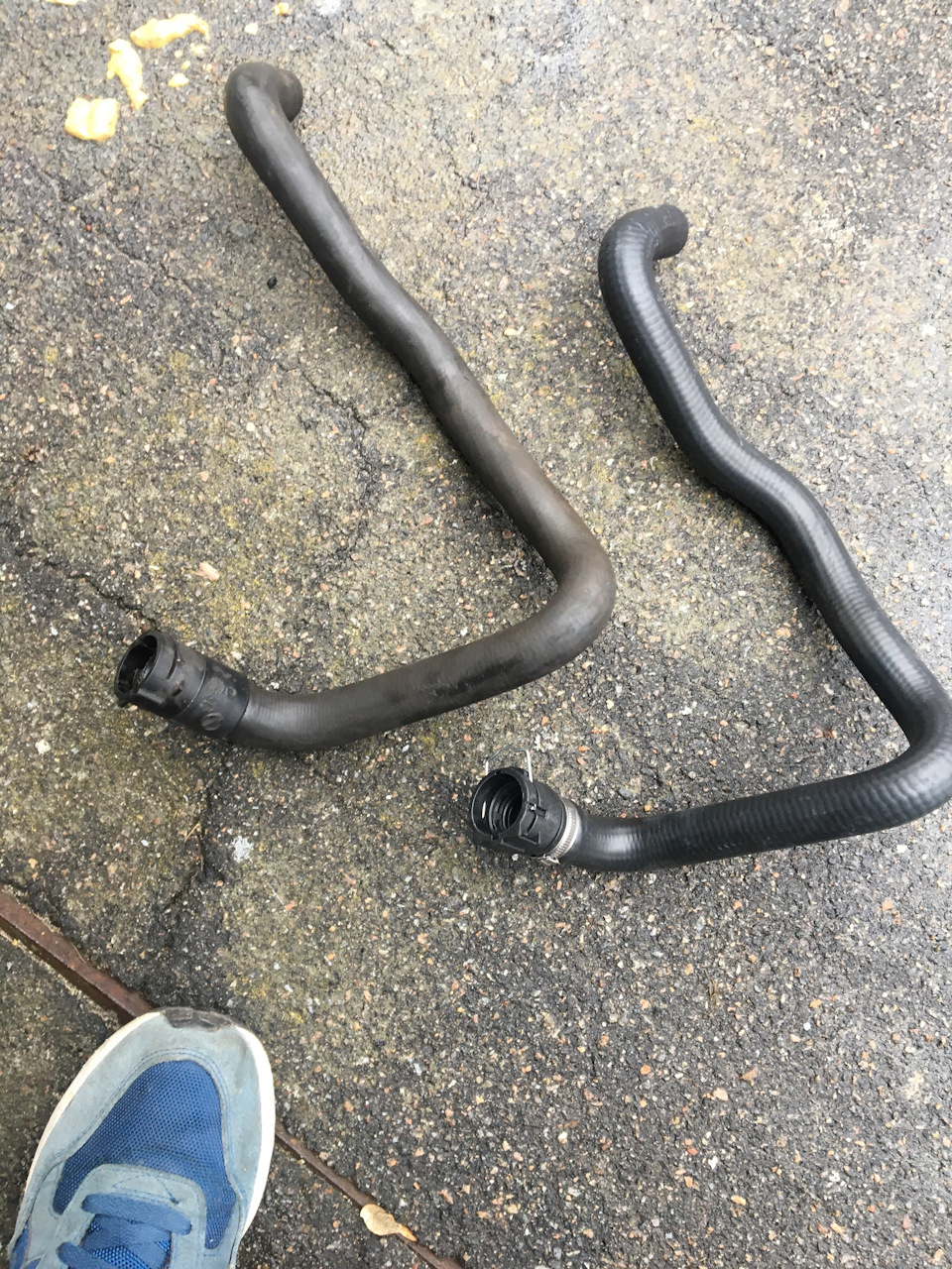 Замена патрубка печки — Volkswagen Passat B5, 1,8 л, 2003 года | своими ...