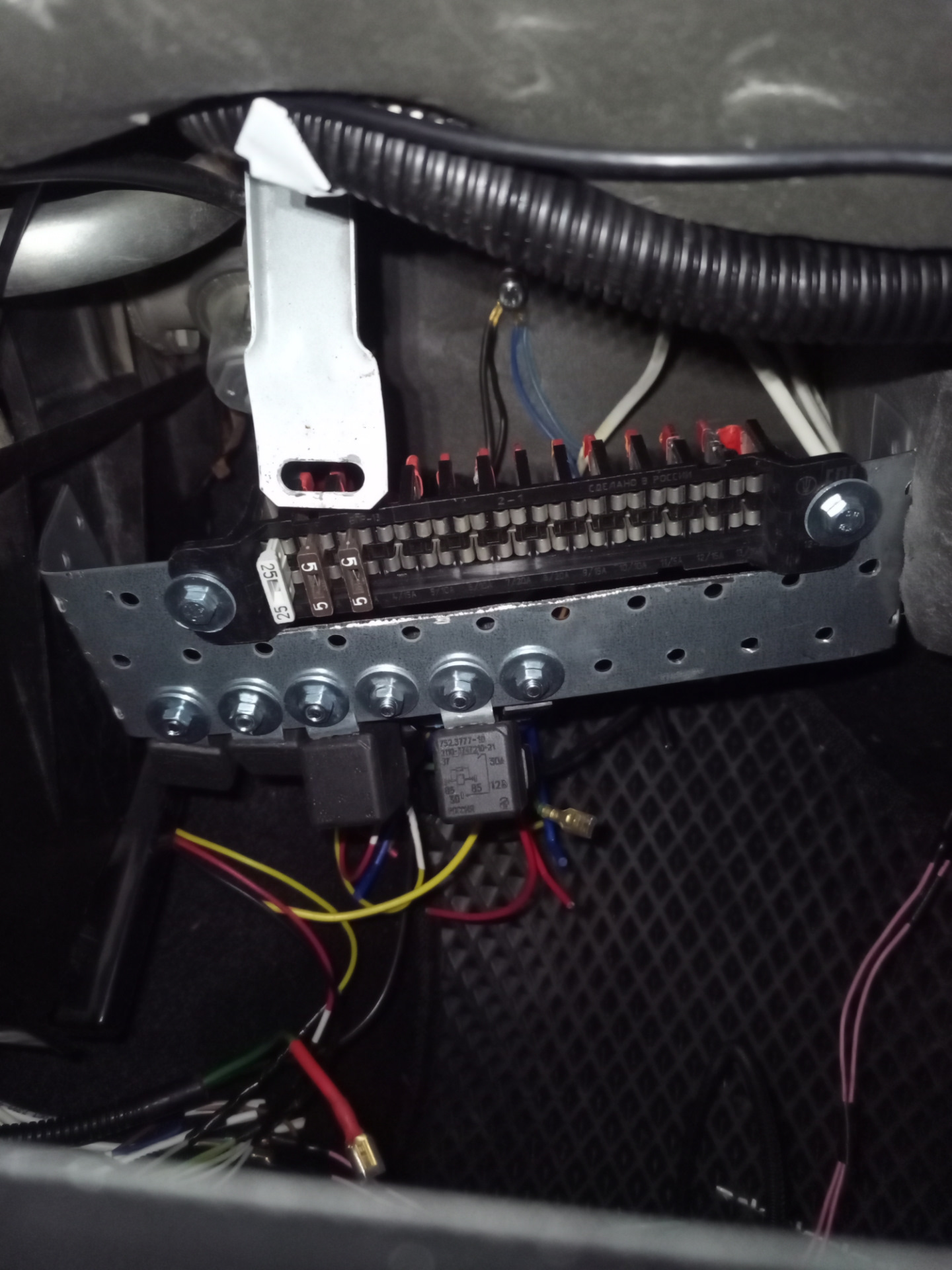 Дополнительный блок предохранителей в НИВУ — Lada 4x4 3D, 1,7 л, 2014 ...