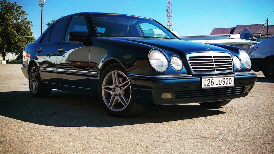 210 отзывы. Mercedes e class 1996. Мерседес 120 лупатый. Мерседес лупатый 3.2 бензин.