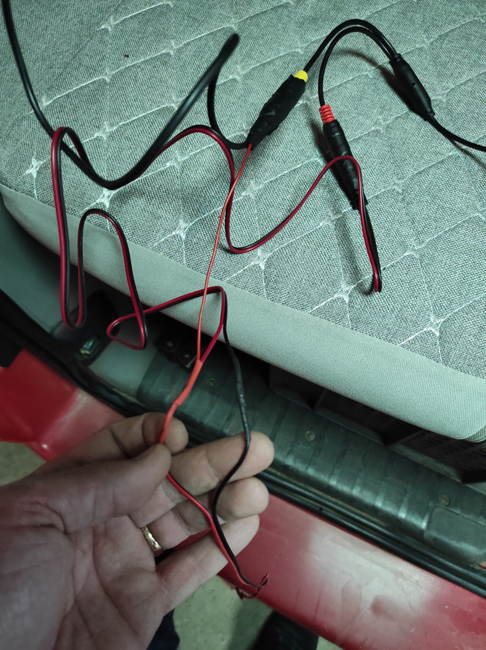 Схема подключения видеокамеры заднего хода. Камера заднего хода rj841а15000q. Камера заднего хода через реле. Схема включения камеры заднего хода. Камера заднего хода сигнальный провод.