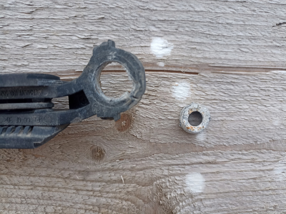 Замена поводка заднего дворника — Volkswagen Multivan (T5), 2 л, 2010 ...