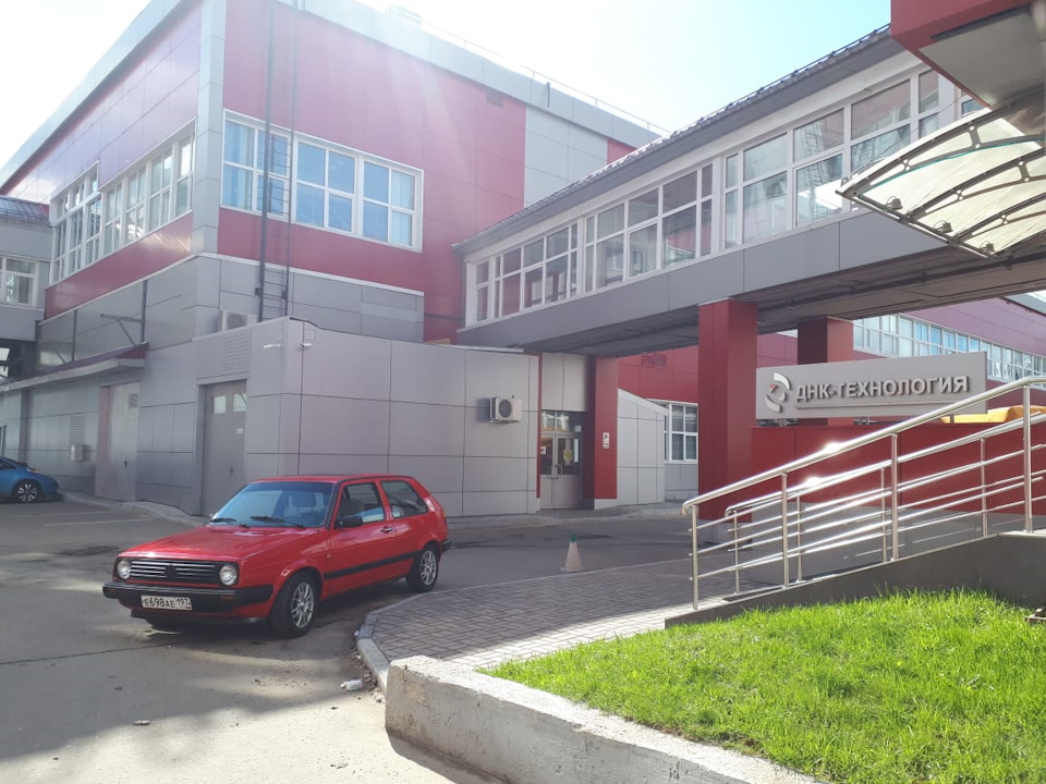 Тропы еще в антимир не протоптаны, — Но, как на фронте, держись ты ...