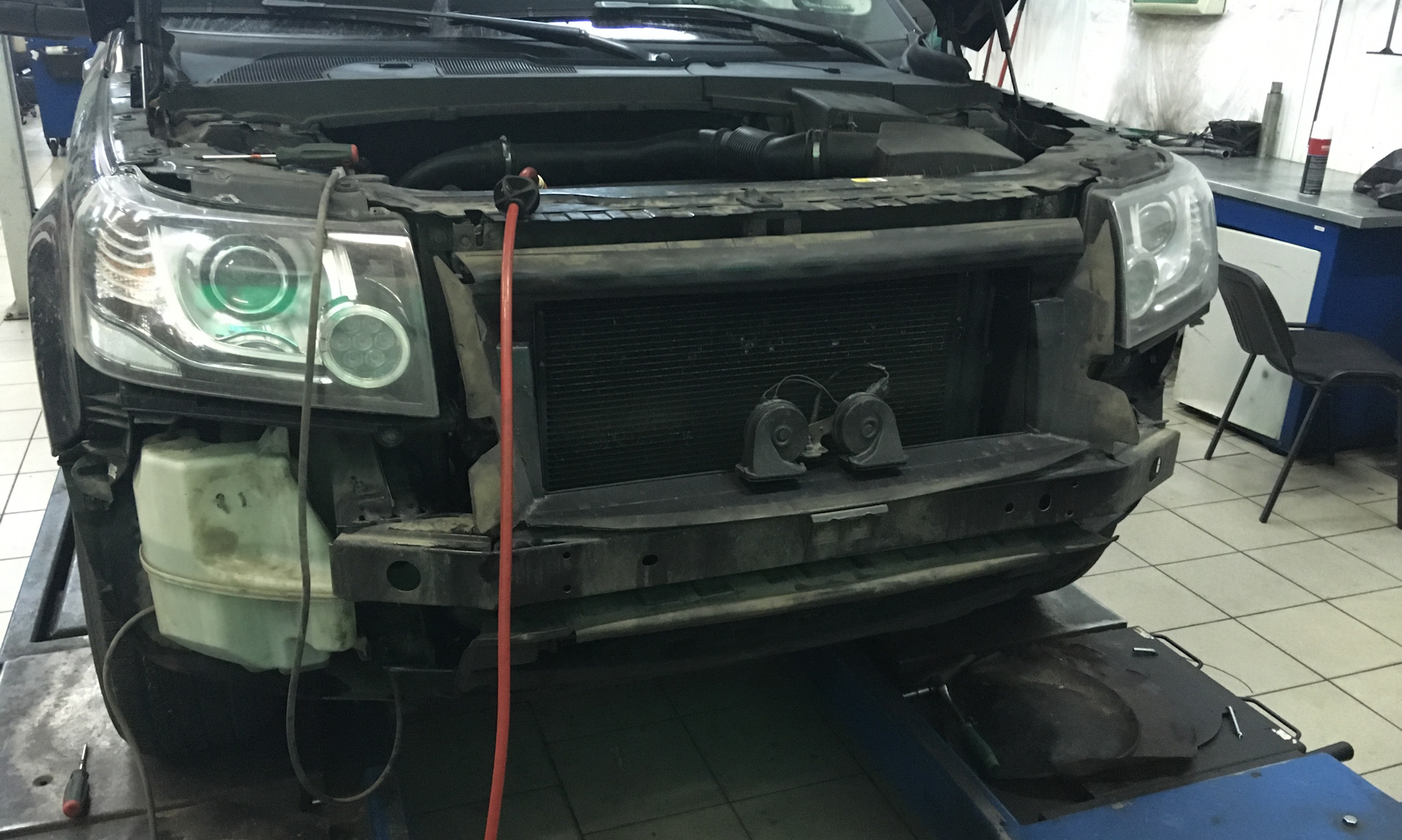 Снятие переднего бампера freelander 2. Снятие переднего бампера на land rover freelander 2. Снять бампер фрилендер 2. Фрилендер 1 снятие бампера. Снятие бампера фрилендер 2 hse tb4.