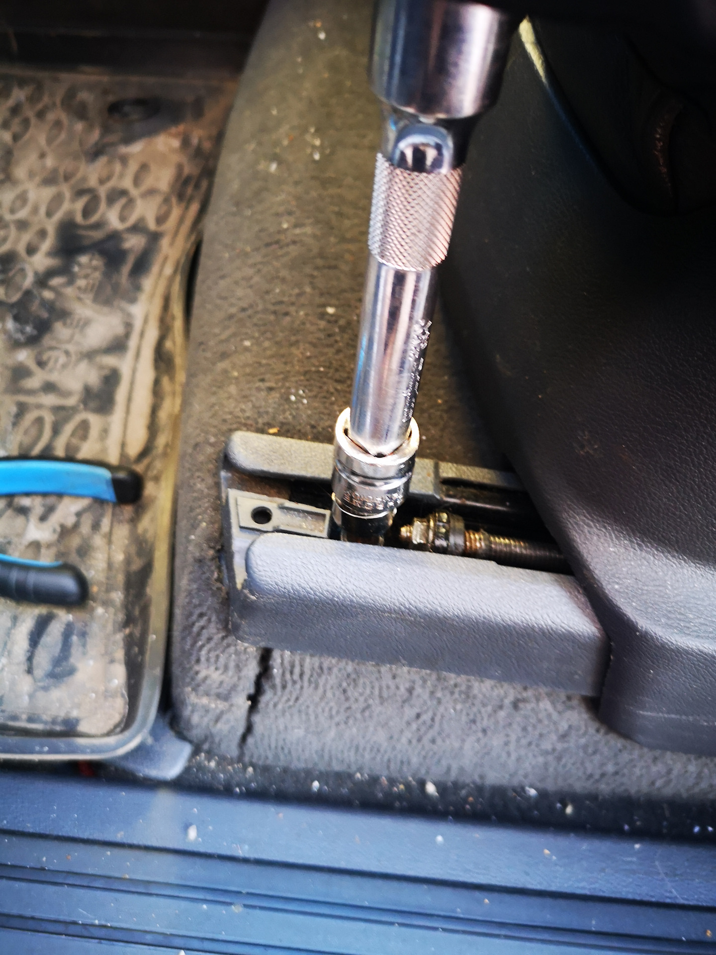 болт крепления сидений октавия а5 fl. каким ключом откручивать сиденья. ключ для снятия сиденья шкода а 7. ключ для откручивания передних сидений киа рио 3. ключ для снятия заднего сиденья авто.