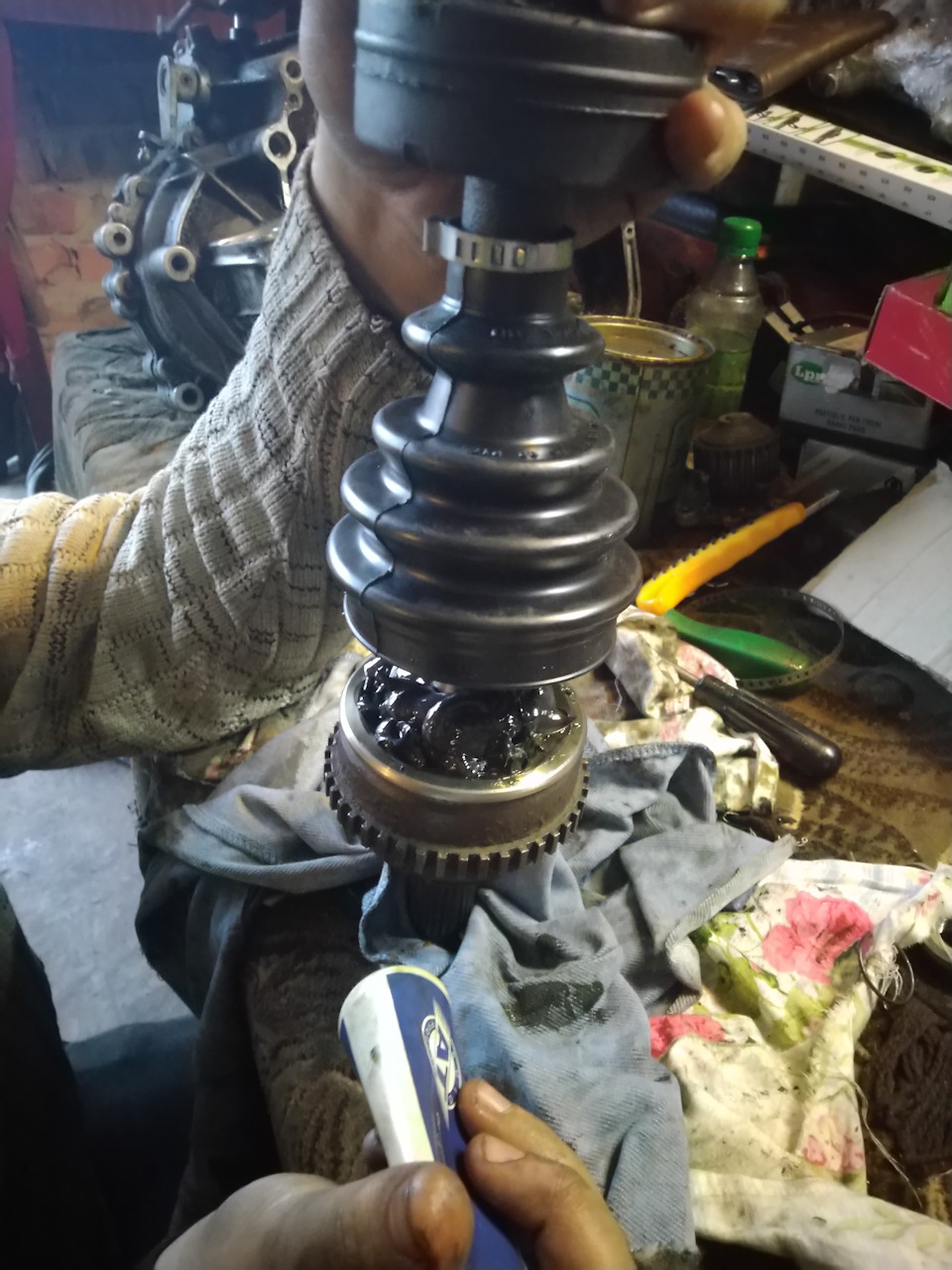 Наружный, набит новой смазкой. Устанавливаем пыльник — Rover 400 Mk2