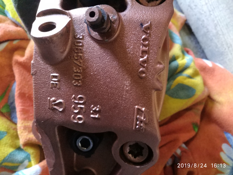 Маркировка на задней стороне суппорта — Ford Mondeo IV. Запчасти на фото: B2416