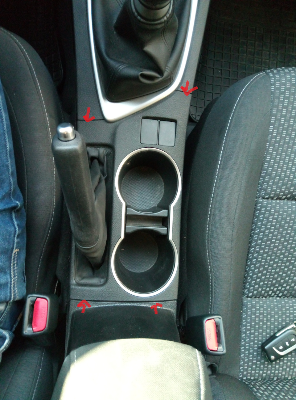 Подтягиваем тросик ручника — Toyota Corolla (160), 1,6 л, 2013 года ...