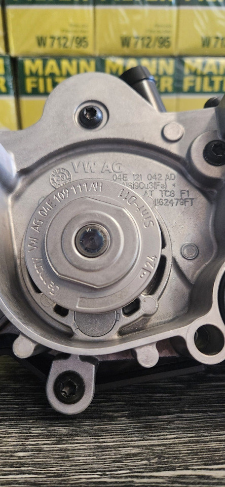 Помпа в сборе VAG 1,4 04E121600CS на Volkswagen Tiguan (2G), Volkswagen ...
