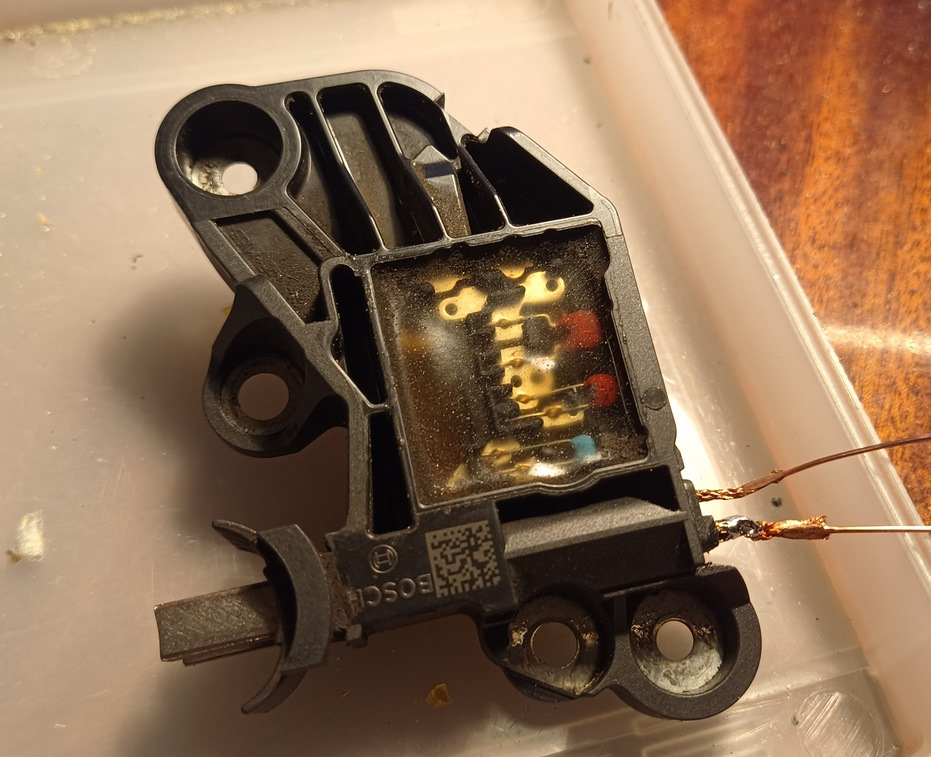 Припаял к клеммам, залил герметиком и закрыл крышкой. — Ford Galaxy (Mk III)