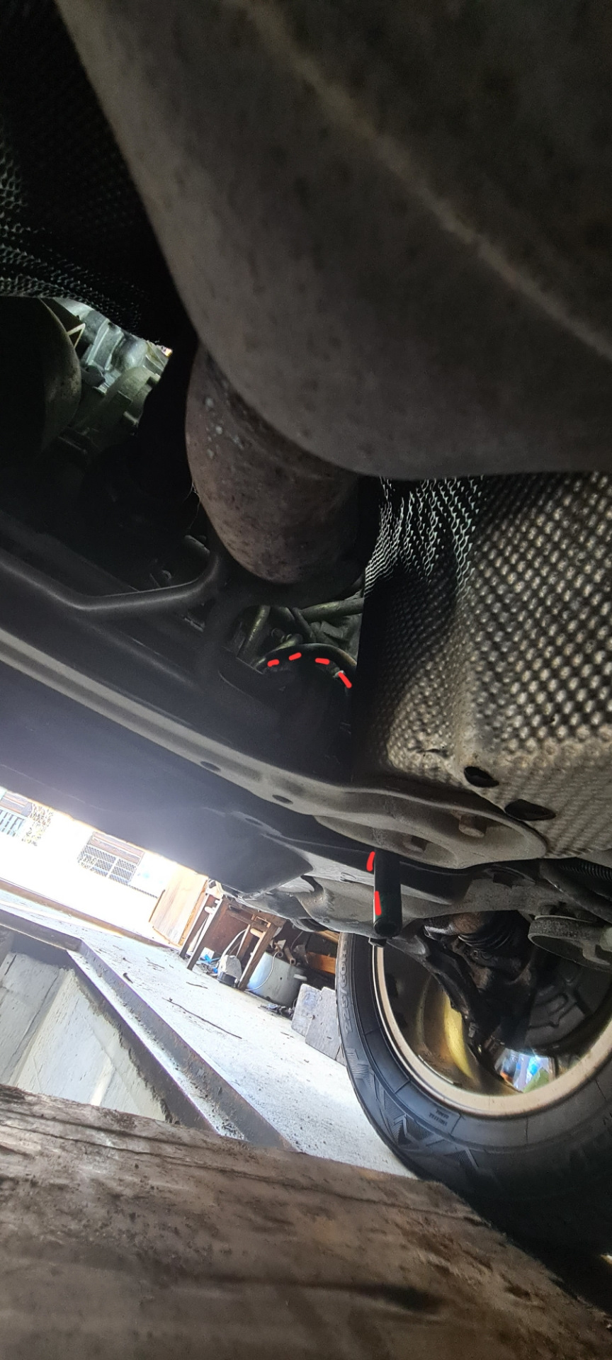 Течь антифриза из под термостата. — Volvo XC90 (1G), 2,4 л, 2005 года ...