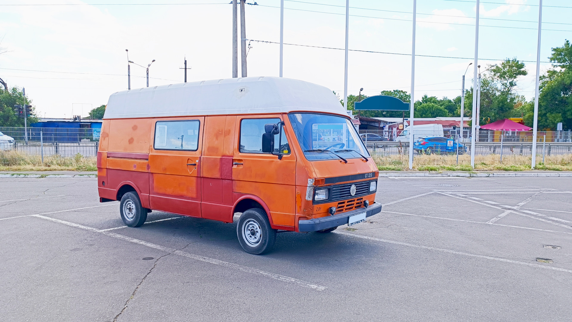 Спб бус. Volkswagen lt 1986 оранжевый. VW lt 1g California. Фольксваген ЛТ С прицепом. Volkswagen lt Sunshine.