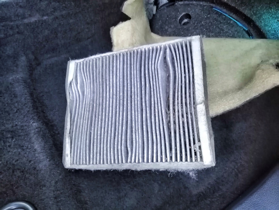 Старый немецкий салонник, пробега то всего 8 тыщ, а грязи как будто три года не менялся. Чем мы тут дышим, страшно представить ! — Ford Focus Hatchback III