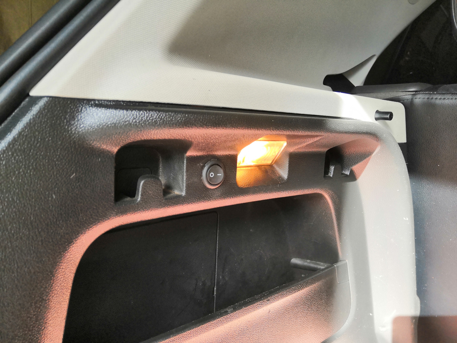 выключатель света в багажнике машине. выключатель освещения багажника. плафон поворотника 2123. выключатель освещения багажника. багажное отделение faw besturn b50.