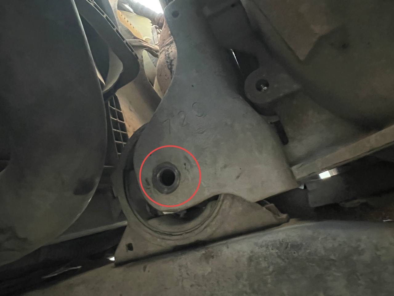 Замена передней подушки двигателя — Mitsubishi Lancer IX, 2 л, 2004 ...