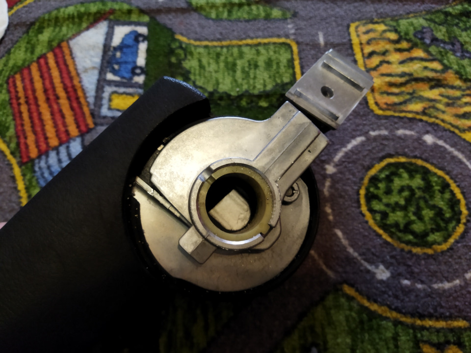 Как снять крышку подлокотника. — Volkswagen Golf Mk4, 1,9 л, 2003 года ...