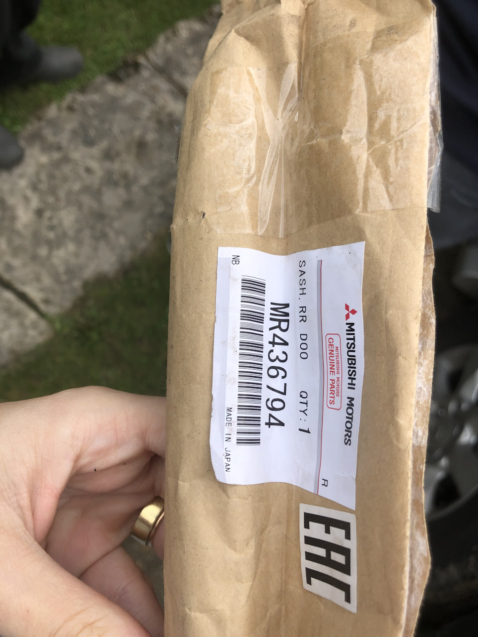 MR436794 Рамка окна задней правой двери центр Mitsubishi | Запчасти на ...
