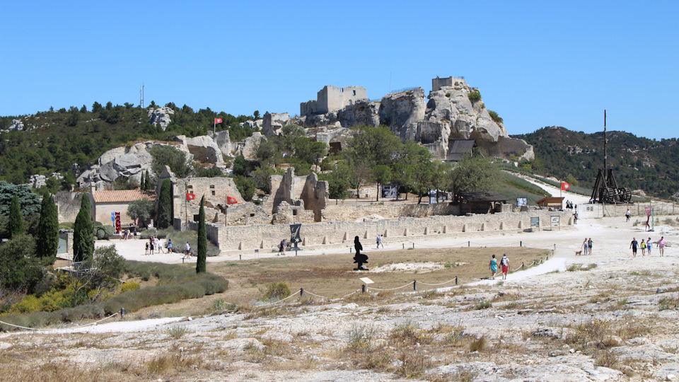 Взгляд назад на деревню. Столько домов, людей, а где они все – не видно. Больше напоминает развалины древней крепости. Чем Ле-Бо-де-Прованс по сути и является. — Audi A4 (B9)
