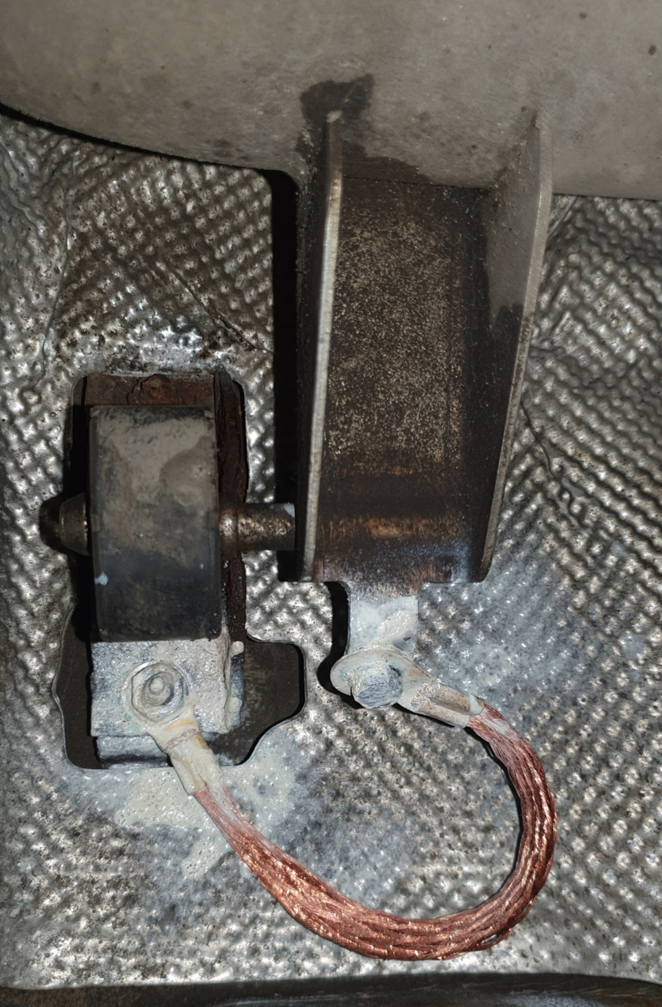 Установка минусового провода на глушитель ("Помехоподавляющий элемент ...