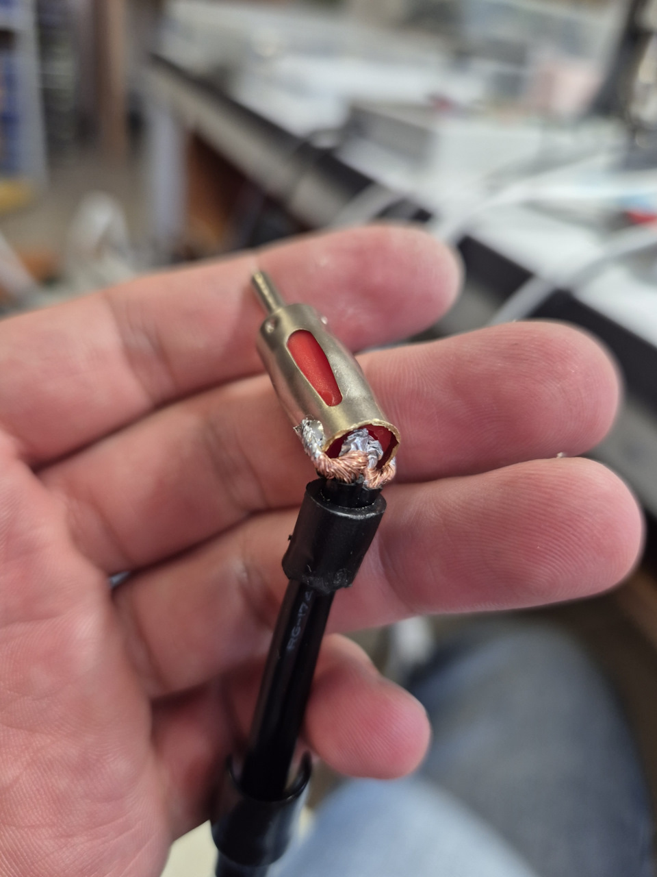 срезал изоляцию, дремелем отрезал часть штеккера и подпаял провода. конечно же потом все в термоусадку и изоленту. — Audi Q3 (1G)