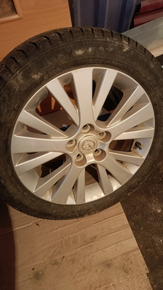 Шины зимние нешипованные Nokian 215/55 R17, литые диски Mazda 7Jx17 ...