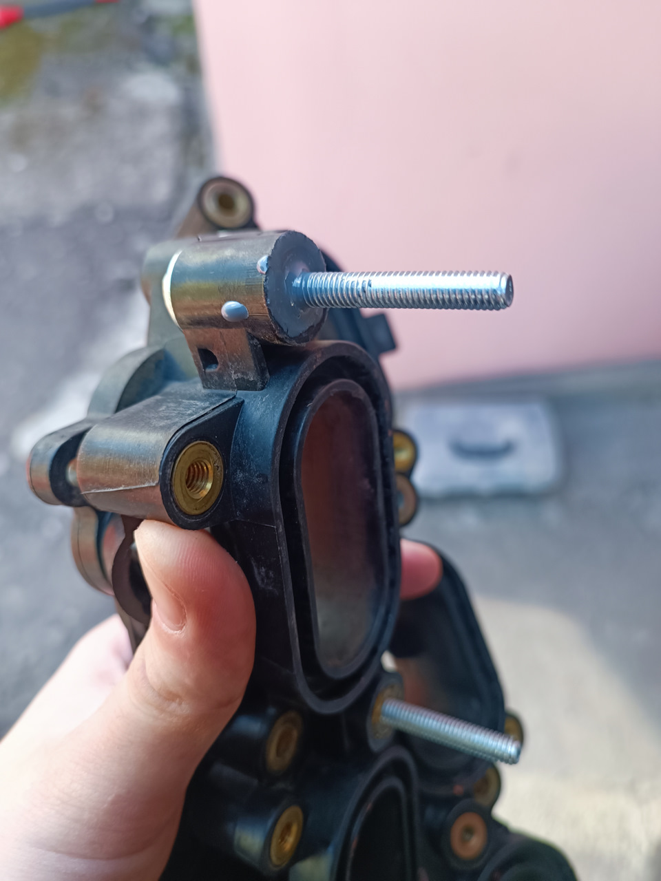 Видно как из отверстия сбоку выступила смола. — Jaguar X-Type