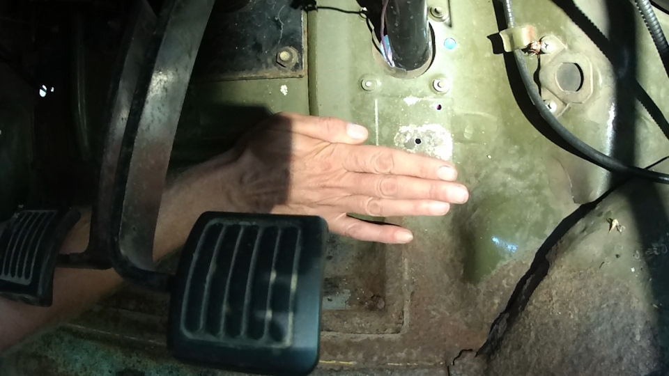 карбюратор на умз 417 какой лучше. yGAAAgLJF A 960. карбюратор на умз 417 какой лучше фото. карбюратор на умз 417 какой лучше-yGAAAgLJF A 960. картинка карбюратор на умз 417 какой лучше. картинка yGAAAgLJF A 960. В конце зимы стал подводить родной карбюратор К-126Г: переливал по страшной силе. Регулировке поддавался с трудом да и то результатов мало. А в последнюю поездку вообще страшно подвел: двигатель заглох вдалеке от дома. Кое-как притащил в гараж, снял карбюратор и тут обнаружил первую странность: металлоасбестовая проставка карбюратора сбоку слегка раскрошилась. Я её выкинул и купил новую, стоит она мало (48 рублей).Ну так вот, карбюратор… На полке уже давно валялся жигулевский от семерки карбюратор, который друг позволил снять с его пятерки. Ниже указана модель карбюратора