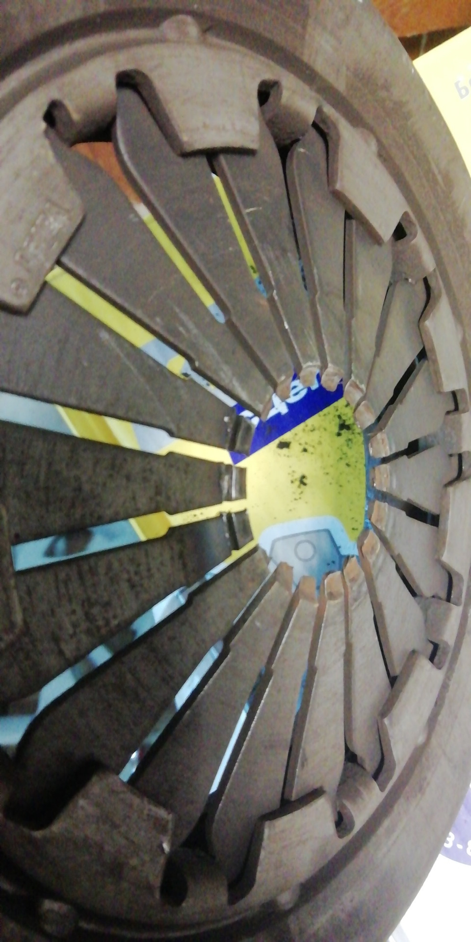 Конец сцепления — Lada Гранта лифтбек, 1,6 л, 2015 года | поломка | DRIVE2