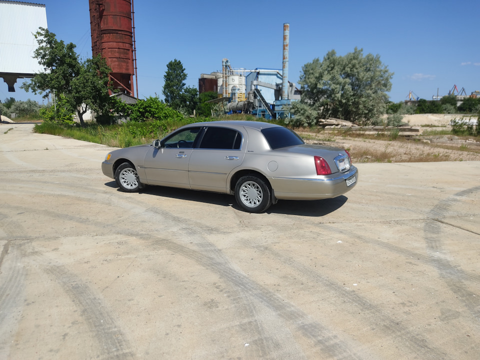 Фото в бортжурнале Lincoln Town Car III