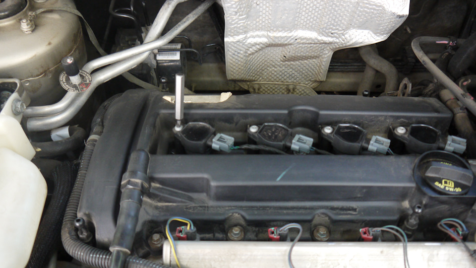 Замена иридиевых свечей зажигания NGK — Dodge Caliber, 1,8 л, 2008 года ...