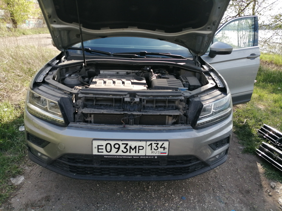 Замена решетки радиатора - Volkswagen Tiguan (2G), 1,4 л, 2019 года стайлинг DRI