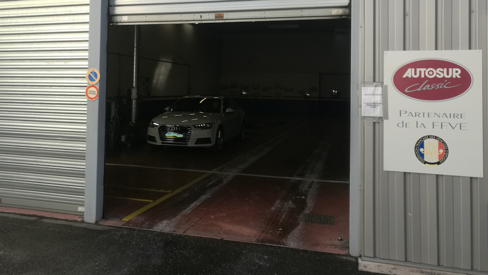 Вернувшись чуть раньше обещанного времени, я обнаружил машину с задними колесами в каких-то крутящихся валиках. Контролер держит в руке некий прибор и очень внимательно на него смотрит. — Audi A4 (B9)