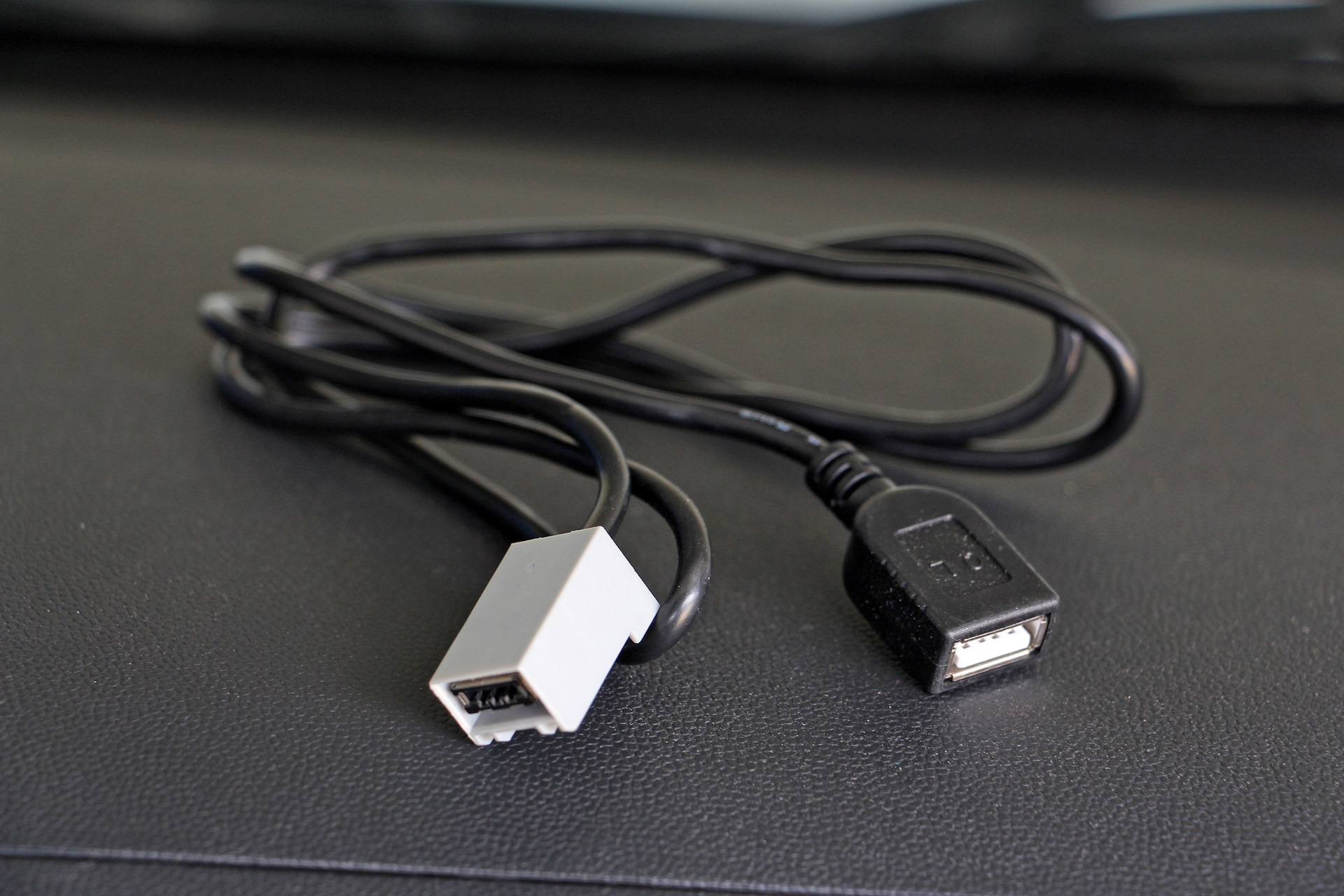 Под usb. Провод USB Mitsubishi Lancer. USB-кабель для Mitsubishi Lancer 10. USB для Mitsubishi 2021. Кабель USB на Митсубиси Лансер 10.